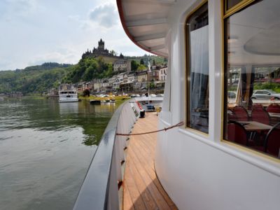 Panoramafahrt in Cochem – erleben Sie den einzigartigen Ausblick auf Mosel, Altstadt und die Reichsburg hoch über dem Flusstal.