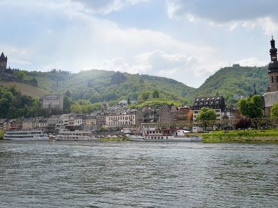 Moselpromenade Cochem mit Reichburg St. Martin und Kapuziner Kloster
